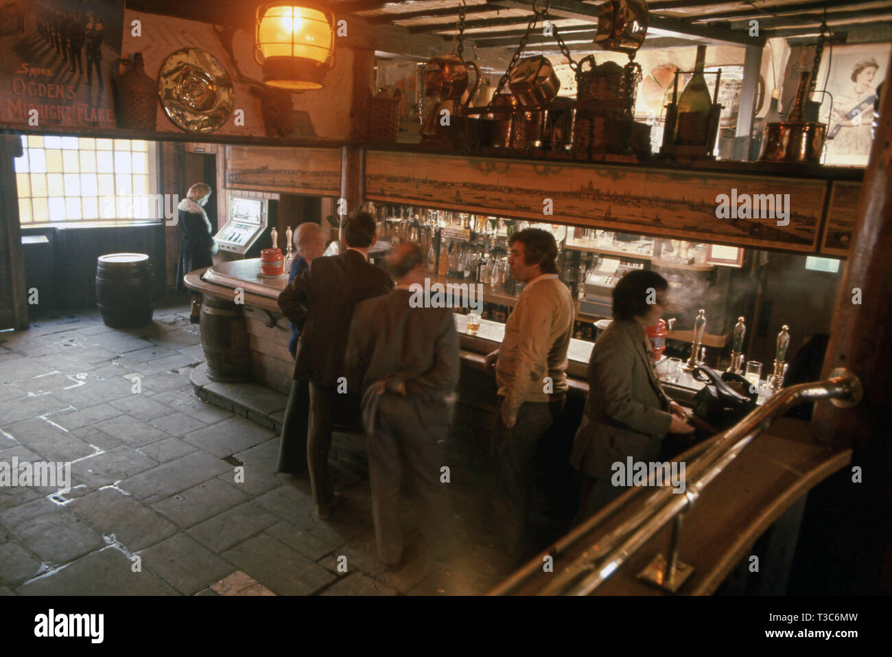 Pub tradicional interior con hombres bebiendo en el bar Foto de stock