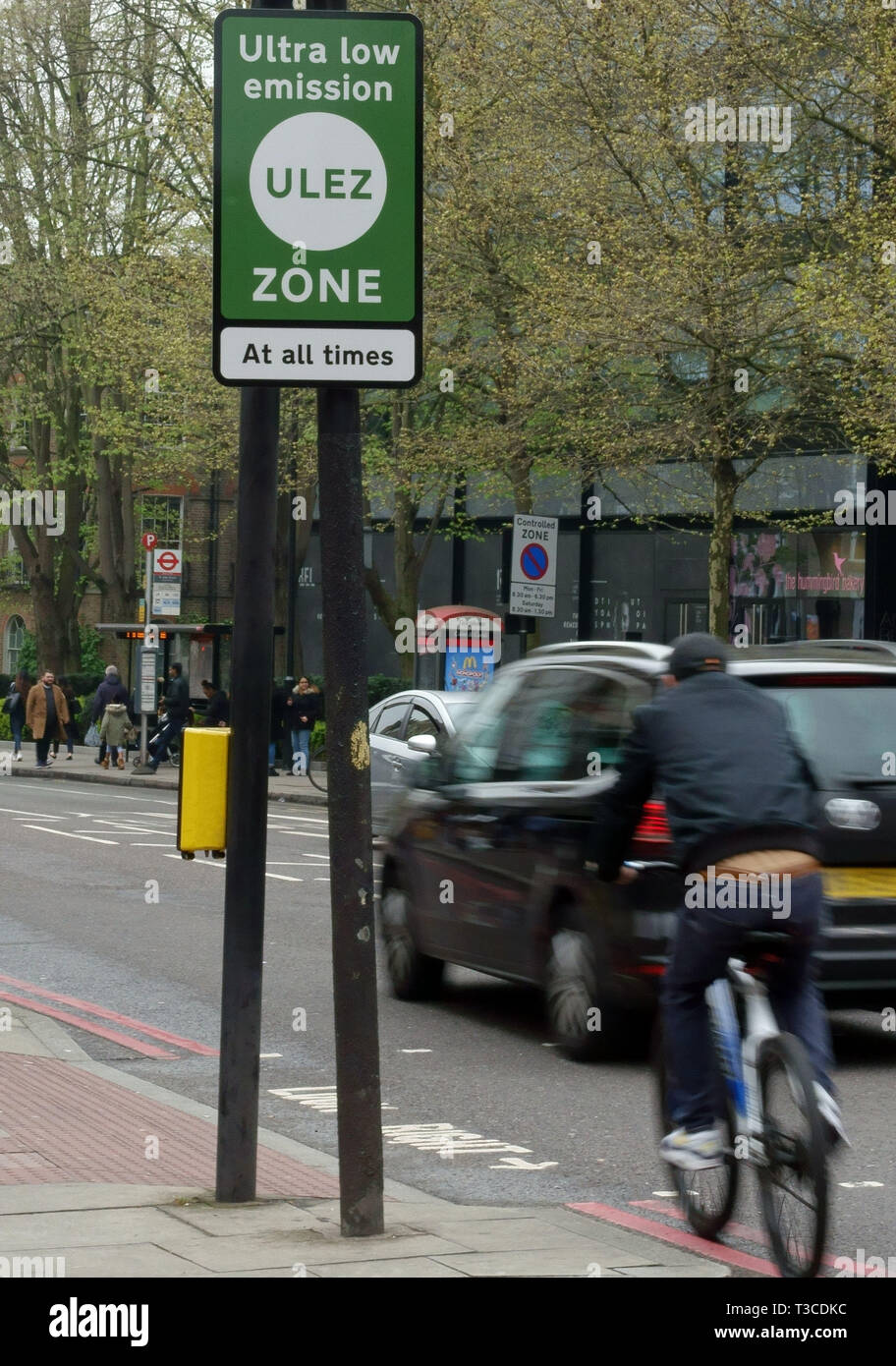 Ultra zona de baja emisión (ULEZ) entró en vigor en la zona de peaje urbano de Londres el 8 de abril de 2019 Foto de stock