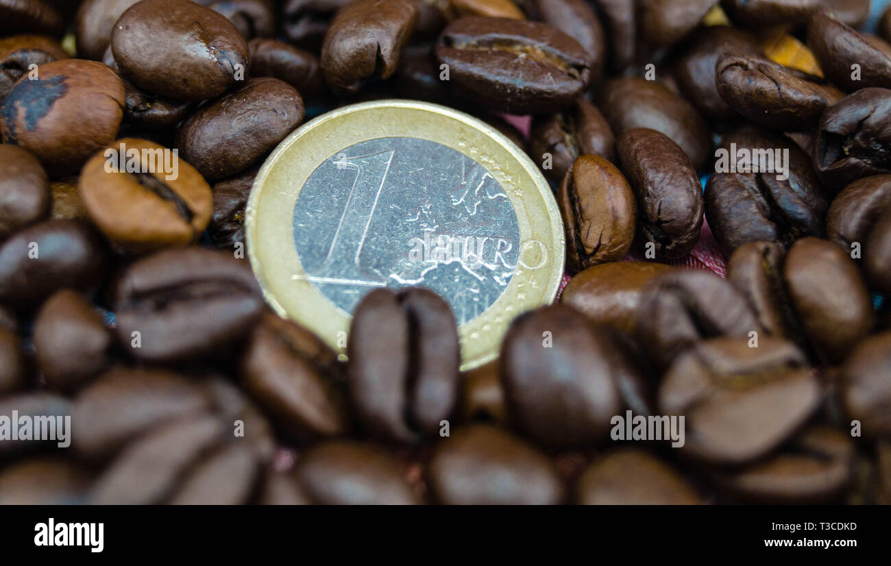 Café de comercio justo precio - café tostado en grano y dinero. Foto de stock
