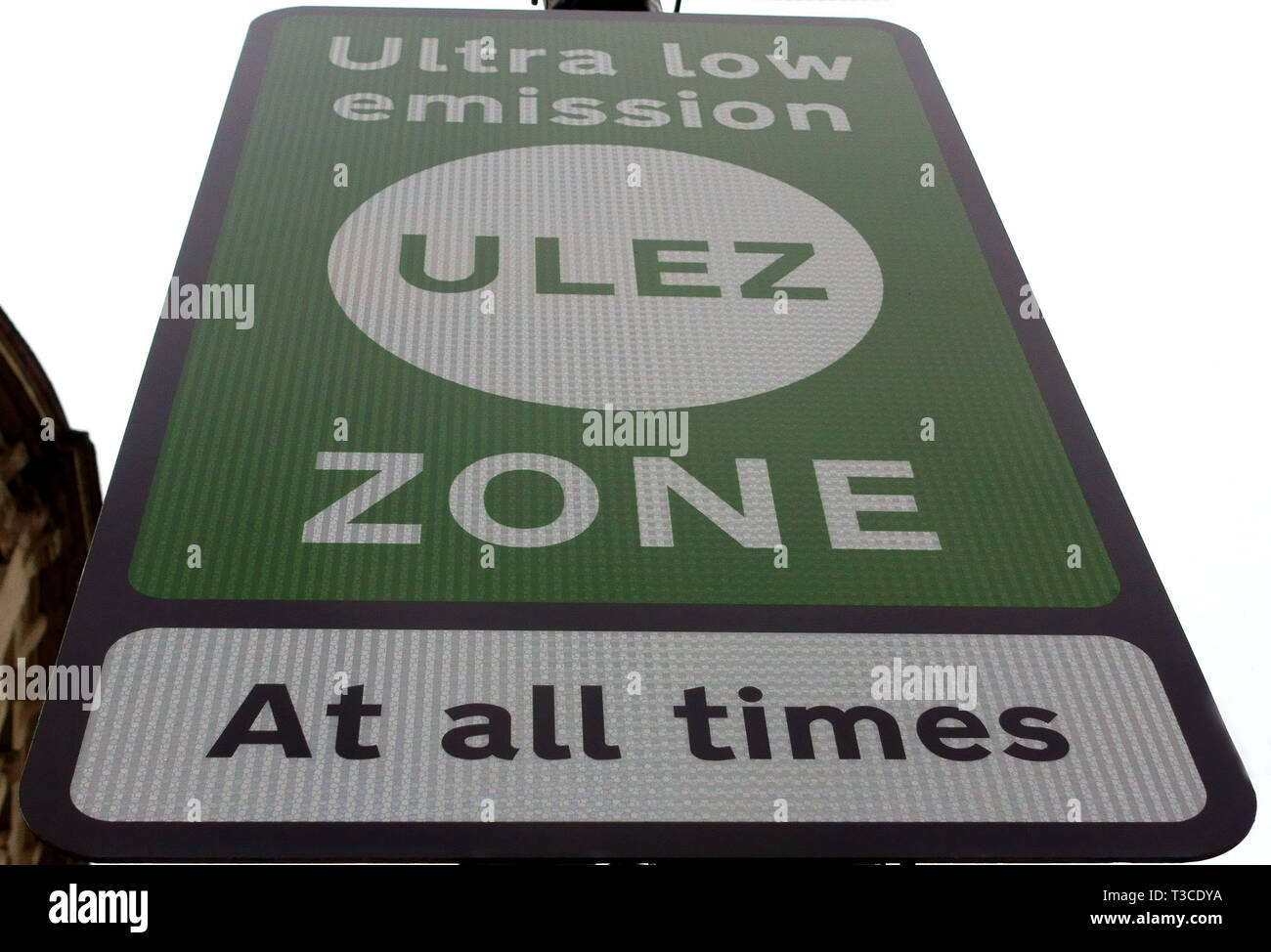Ultra zona de baja emisión (ULEZ) entró en vigor en la zona de peaje urbano de Londres el 8 de abril de 2019 Foto de stock