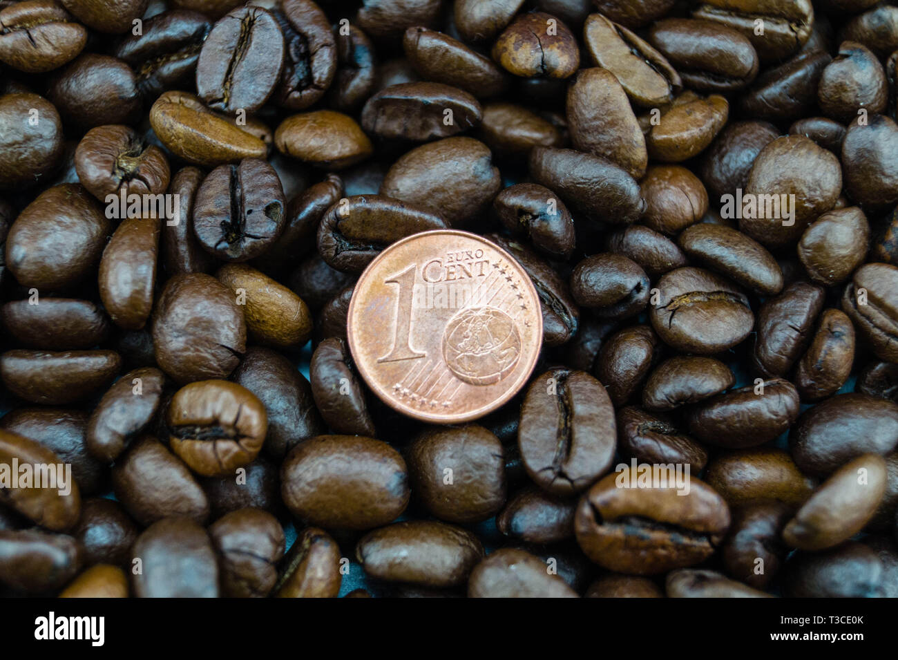 Café de comercio justo precio - café tostado en grano y dinero. Foto de stock