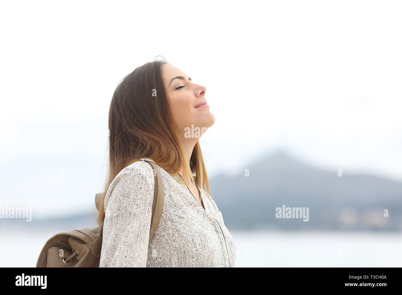 Vista lateral retrato de una mujer feliz en la playa, respirando el aire fresco Foto de stock