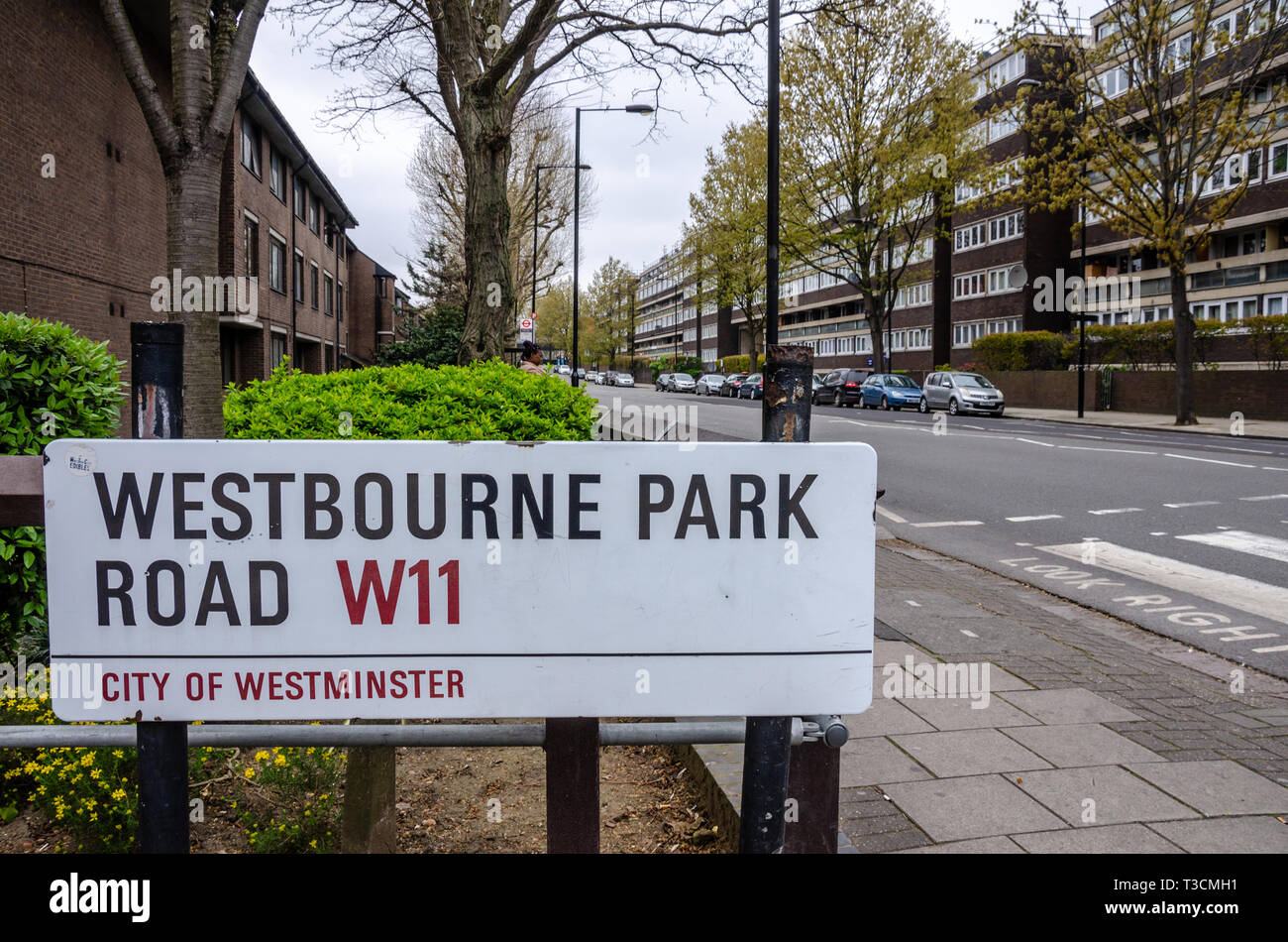 Una vista de un cartel con el nombre de la calle carretera en Westbourne Park Road, en la ciudad de Westminster, Londres Foto de stock