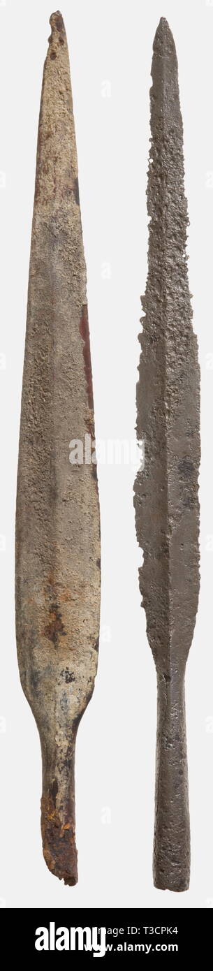Tres romano, pila de 1ª - 4ª siglo D.C. incluye un pilum particularmente grande con un cuadrado de montaje del eje de hierro, remache de fijación, y los restos de la madera del árbol, Longitud 102 cm. Los otros dos tienen pila cuadrada y los racores del eje redondeado. Longitud 81 cm y 57,5 cm. Este último también conserva restos del eje. También dos cabezas lanza celta de hierro, 3ª - 1ª siglo A.C., 47,6 cm y 48 cm, este último con fuego de pátina. Axel Guttmann Colección (sin número de inventario). histórico, histórico, el mundo antiguo, el mundo antiguo, la antigüedad, objeto, los objetos, s-Clearance-Info Additional-Rights-Not-Available Foto de stock