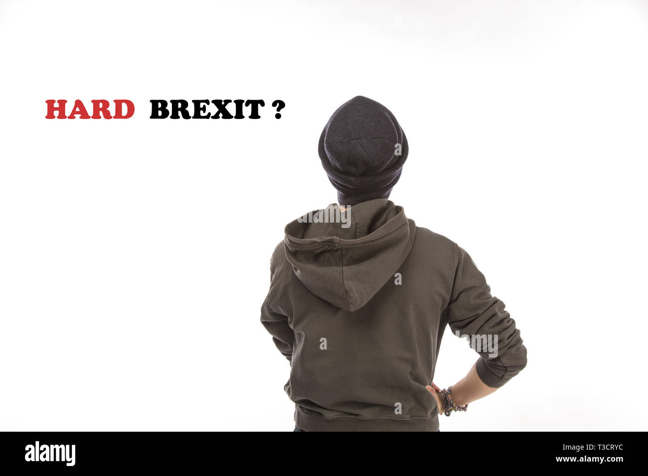 Un hombre de la parte posterior sobre un fondo blanco en una hoodie y tapa. Inscripción Brexit duro Foto de stock