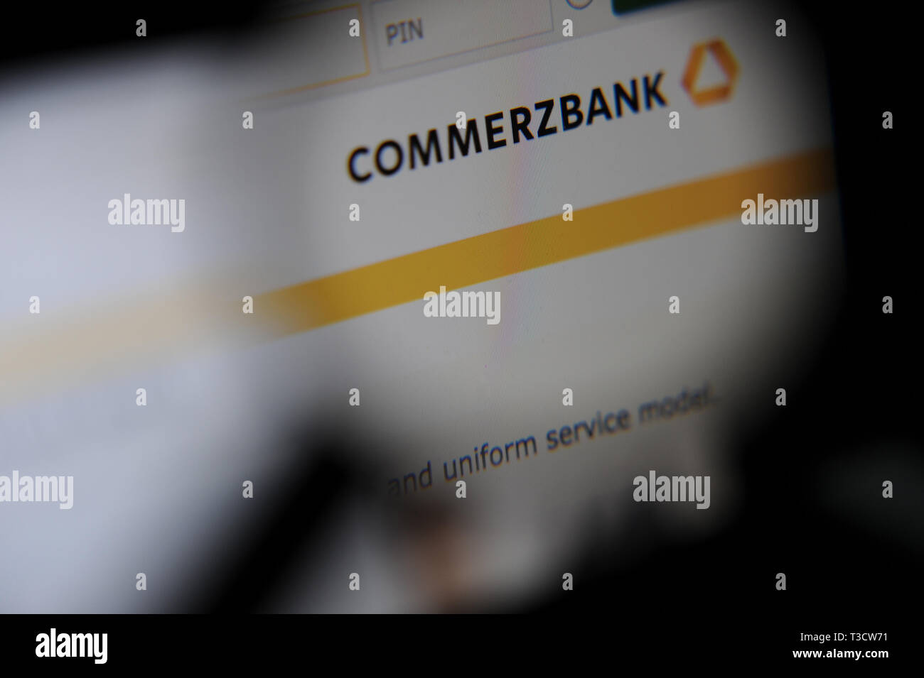 Sitio web de Commerzbank vistos a través de una lupa Foto de stock