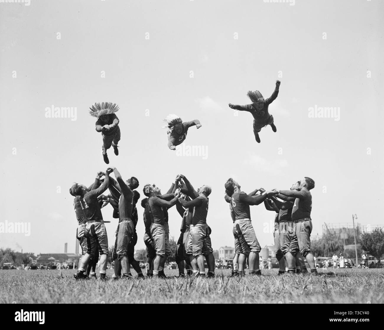 He-man ejercicio tomó el lugar de calistenia hoy como el Washington Redskins, su entrada en la Liga Profesional de Fútbol Nacional, comenzó su entrenamiento. Los chicos "volando a través del aire' son, de izquierda a derecha: Millner (Notre Dame), Rentner (Noroeste) y Peterson (West Virginia Wesleyan)) 38/28/37 Foto de stock