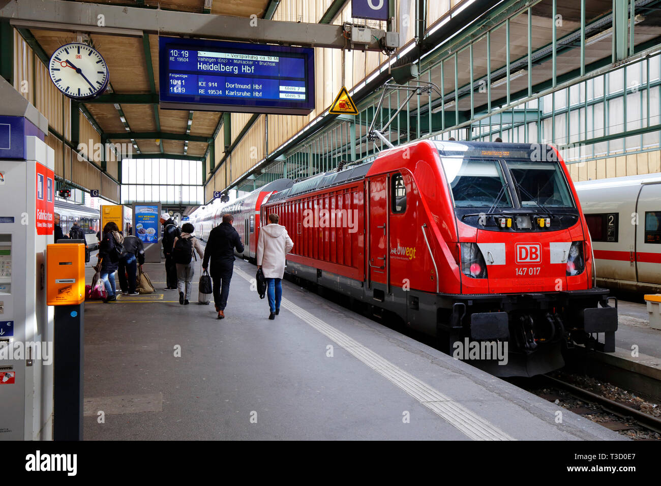 Un tren exprés regional dependiente de Heidelberg en Stuttgart Hauptbahnhof, Alemania Foto de stock