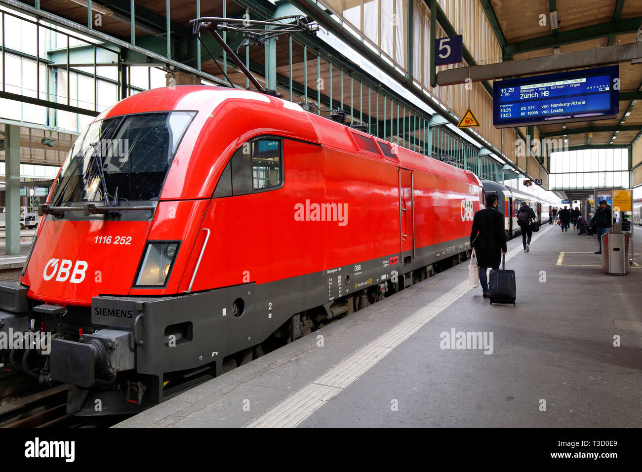 Tren OBB con destino a Zúrich en Stuttgart Hauptbahnhof, Alemania Foto de stock