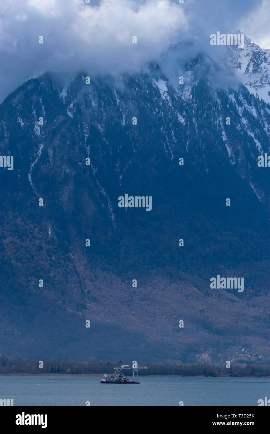 Un barco pequeño y una montaña en los alpes suizos Foto de stock