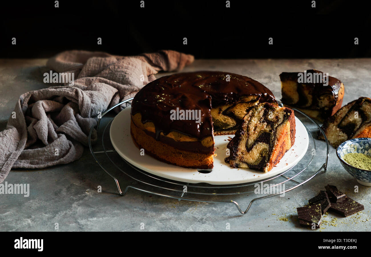 Batidor de bambú en tazón con polvo matcha. Té verde matcha, tartas de  macarrones y cucharas de madera en la mesa. Colocación plana. Fondo de  madera oscuro Fotografía de stock - Alamy