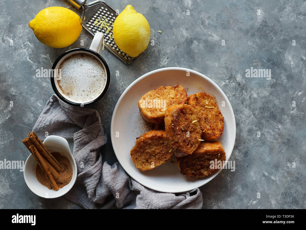 Caseros españoles tradicionales torrijas piedra gris de fondo. copyspace. Postre de Pascua Foto de stock