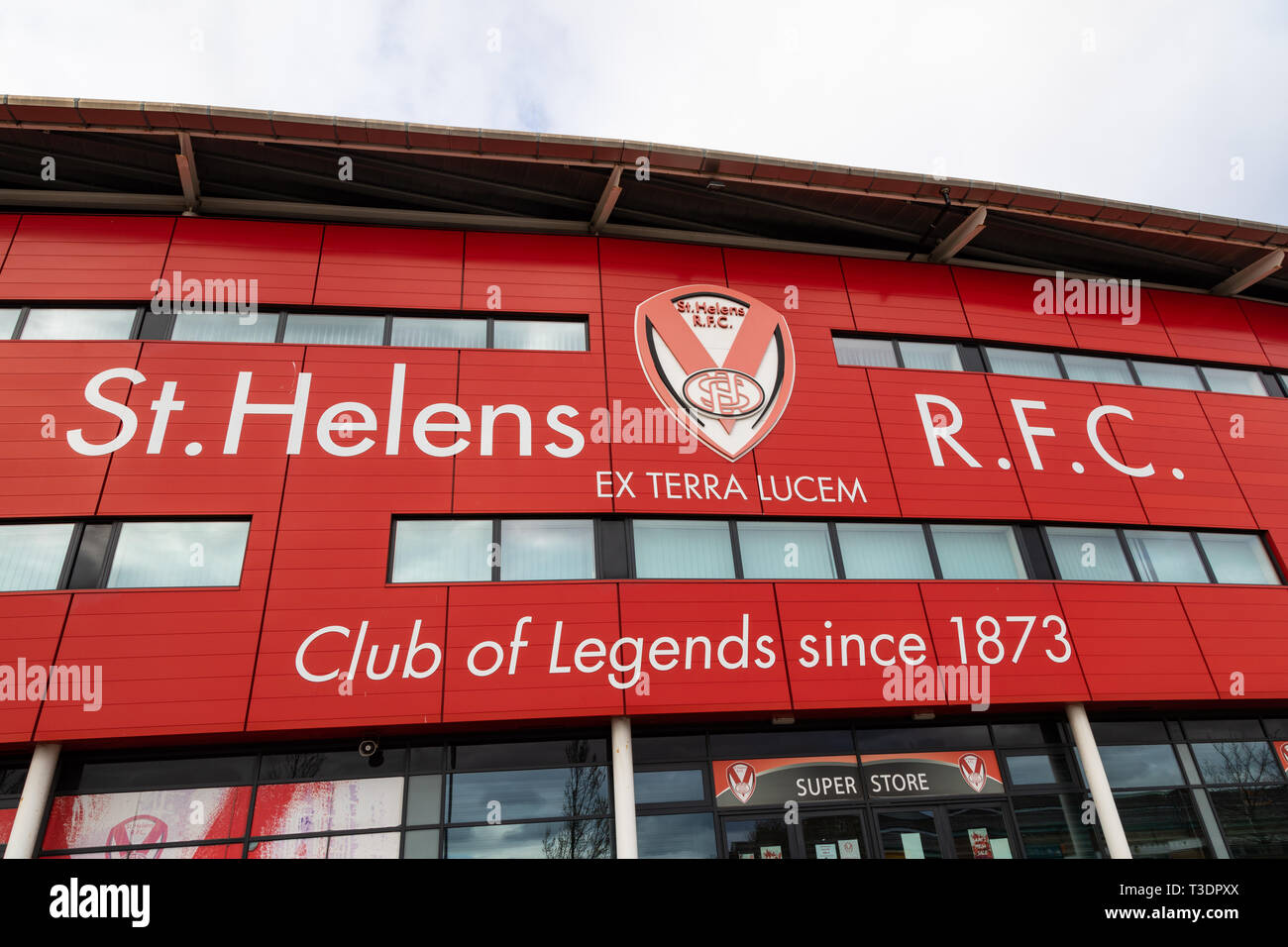Exterior de la entrada principal de St Helens Rugby Football Club stadium de St Helens Lancashire, marzo de 2019 Foto de stock