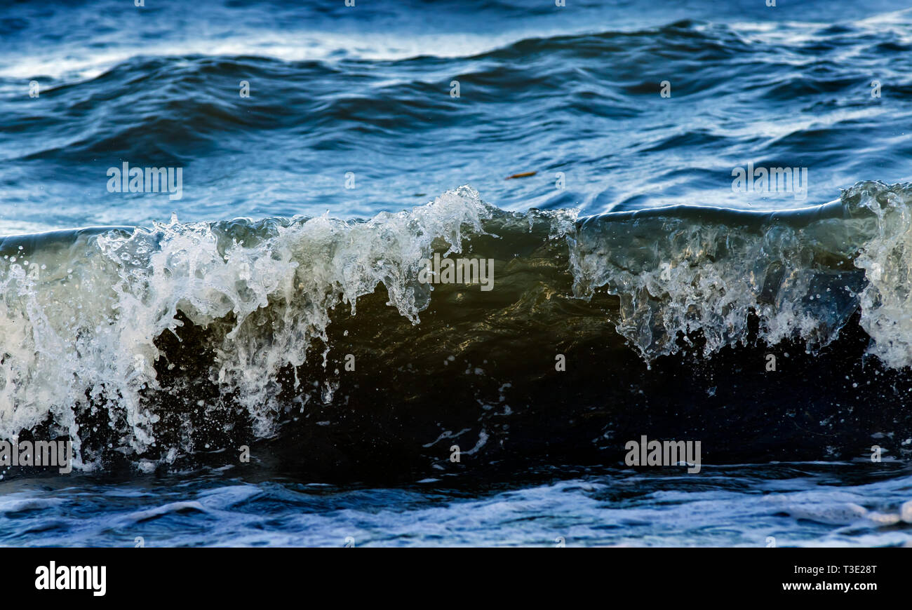 Las olas rompen en el east end de Dauphin Island, el 7 de septiembre del 2012. Foto de stock