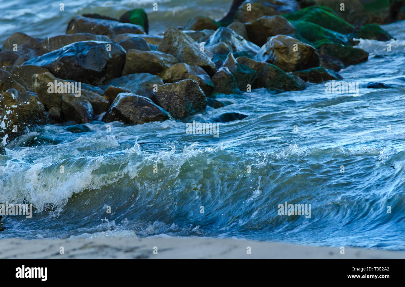 Las olas rompen en el east end de Dauphin Island, el 7 de septiembre del 2012. Foto de stock