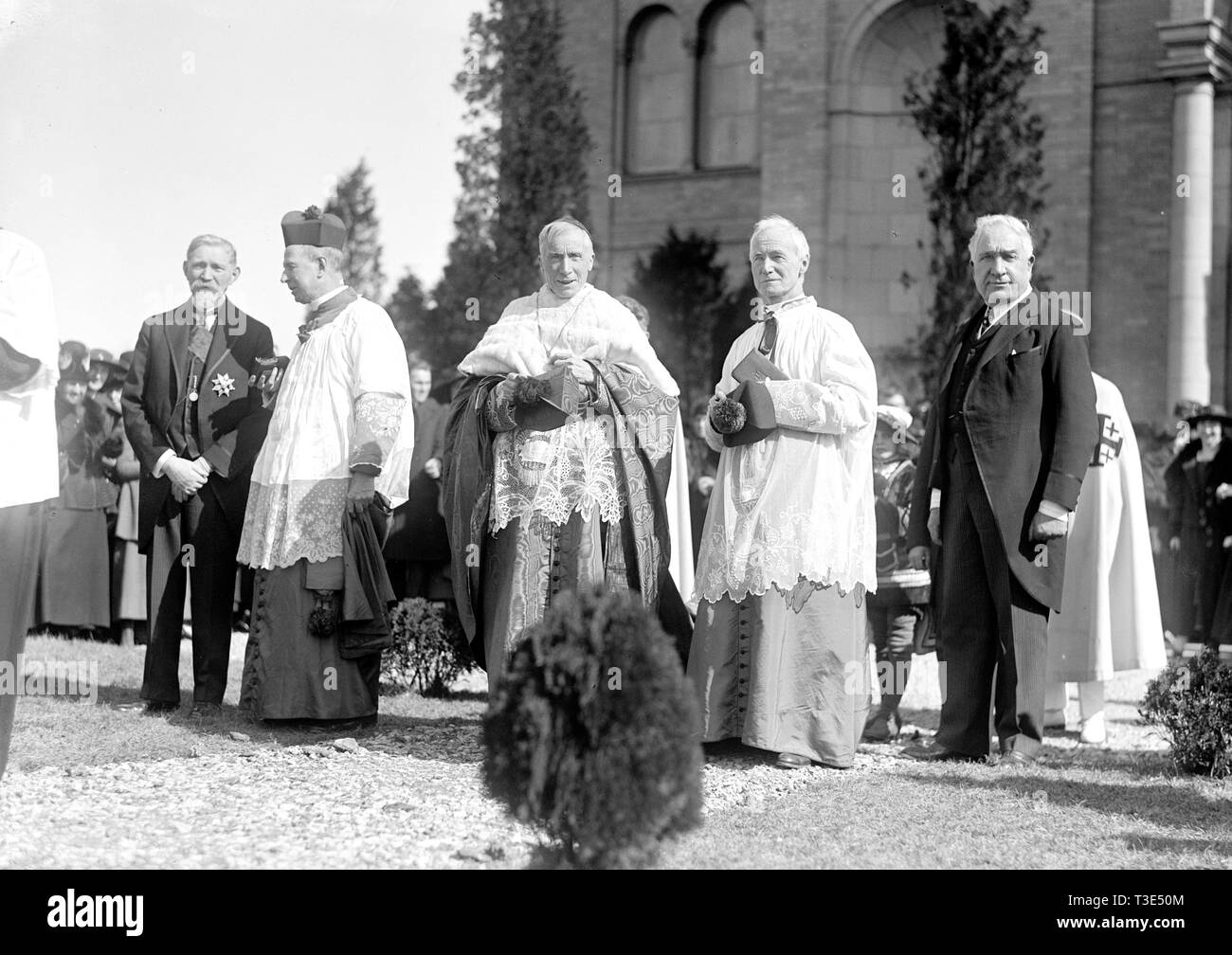 Los líderes religiosos procesión religiosa al aire libre en caso de ca. 1919 Foto de stock