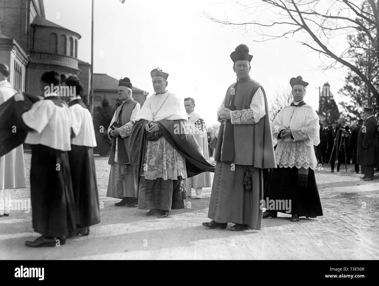 Los líderes religiosos procesión religiosa al aire libre en caso de ca. 1919 Foto de stock