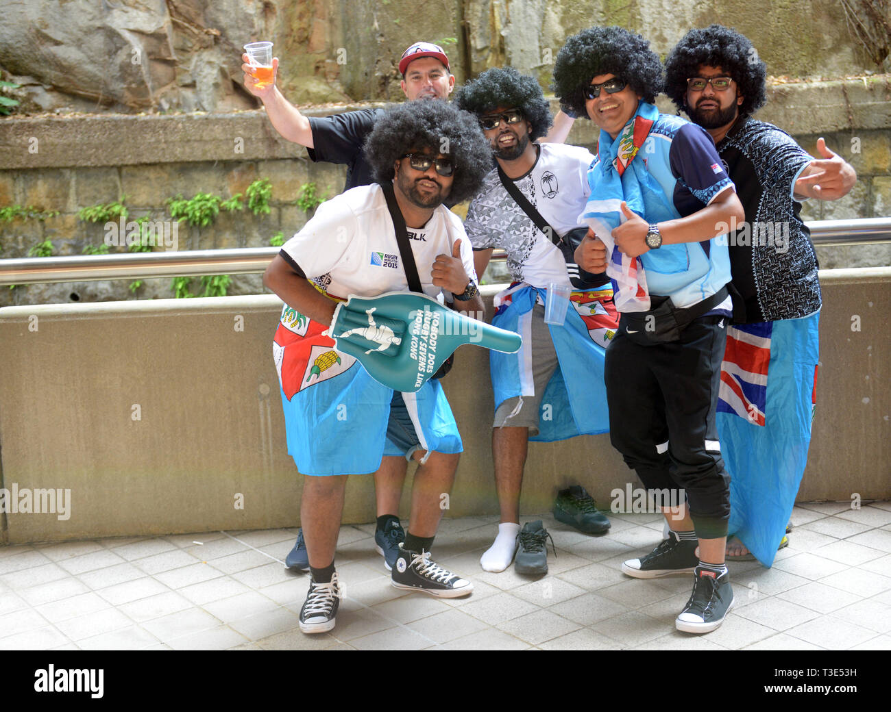 Ventiladores de Fiji asistir al torneo de Rugby Sevens de Hong Kong. Foto de stock