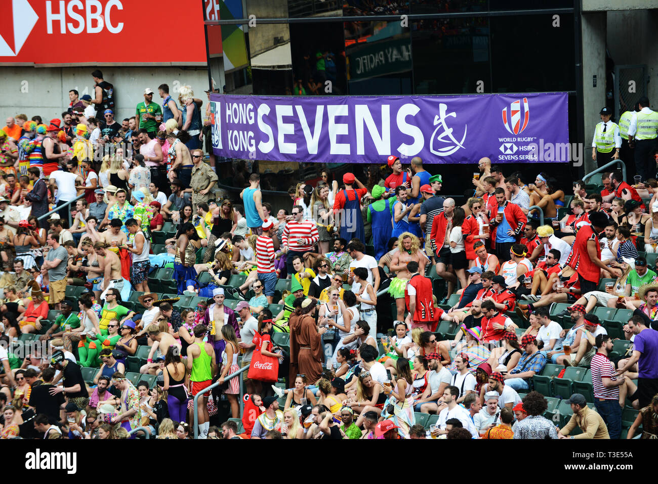 Rugby fans en la Grada Sur del estadio de Hong Kong. Foto de stock