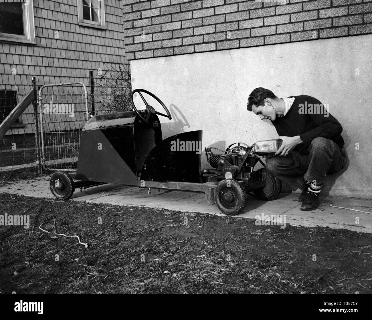 Muchacho de 16 años de edad con su casera go kart propulsado por el motor  de una lavadora ca. 1939 Fotografía de stock - Alamy