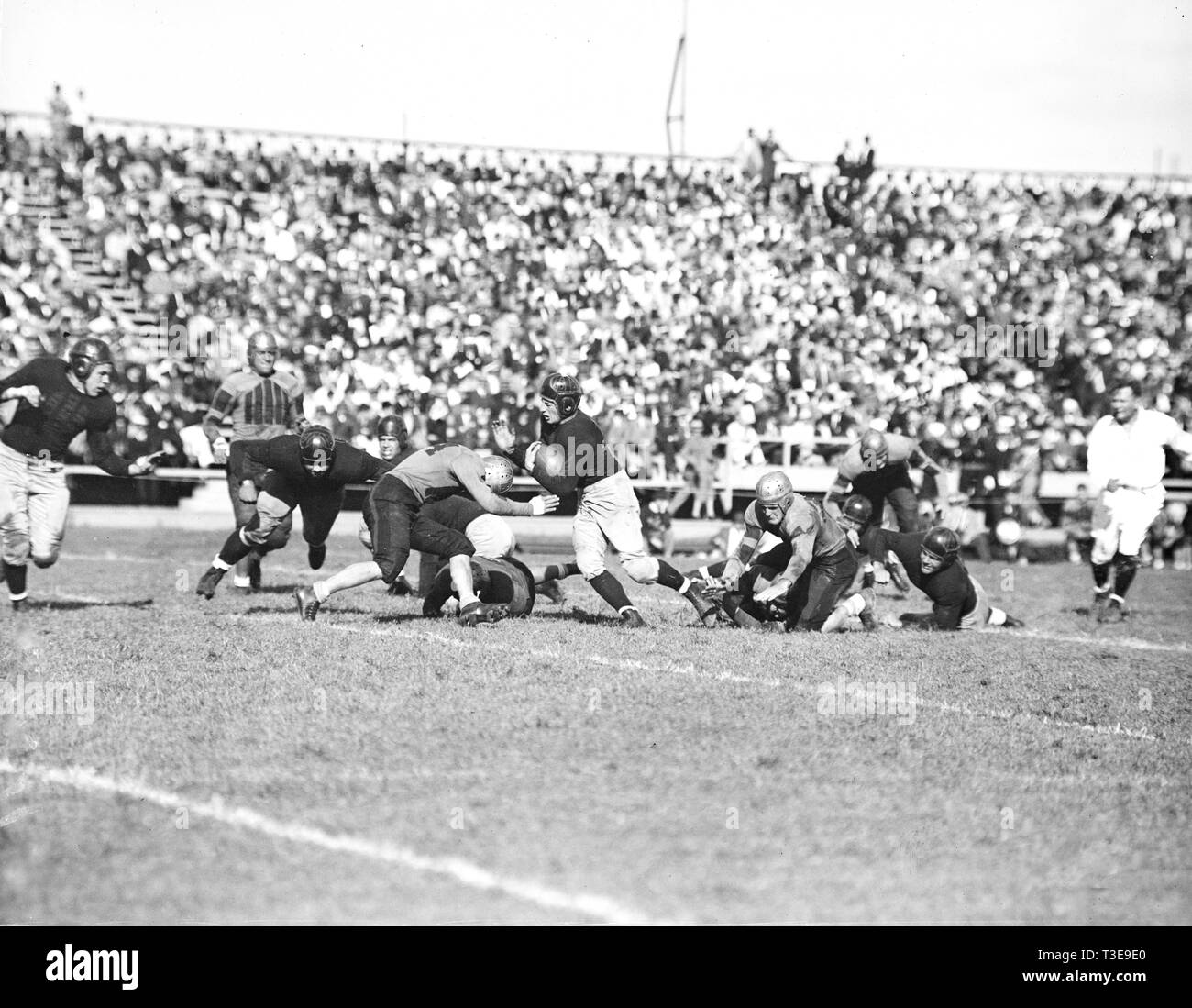 Volver corriendo Sneed Schmidt impulsa a través de la línea en la armada de 18-6 derrota de William María para abrir la temporada de fútbol 1936 Foto de stock