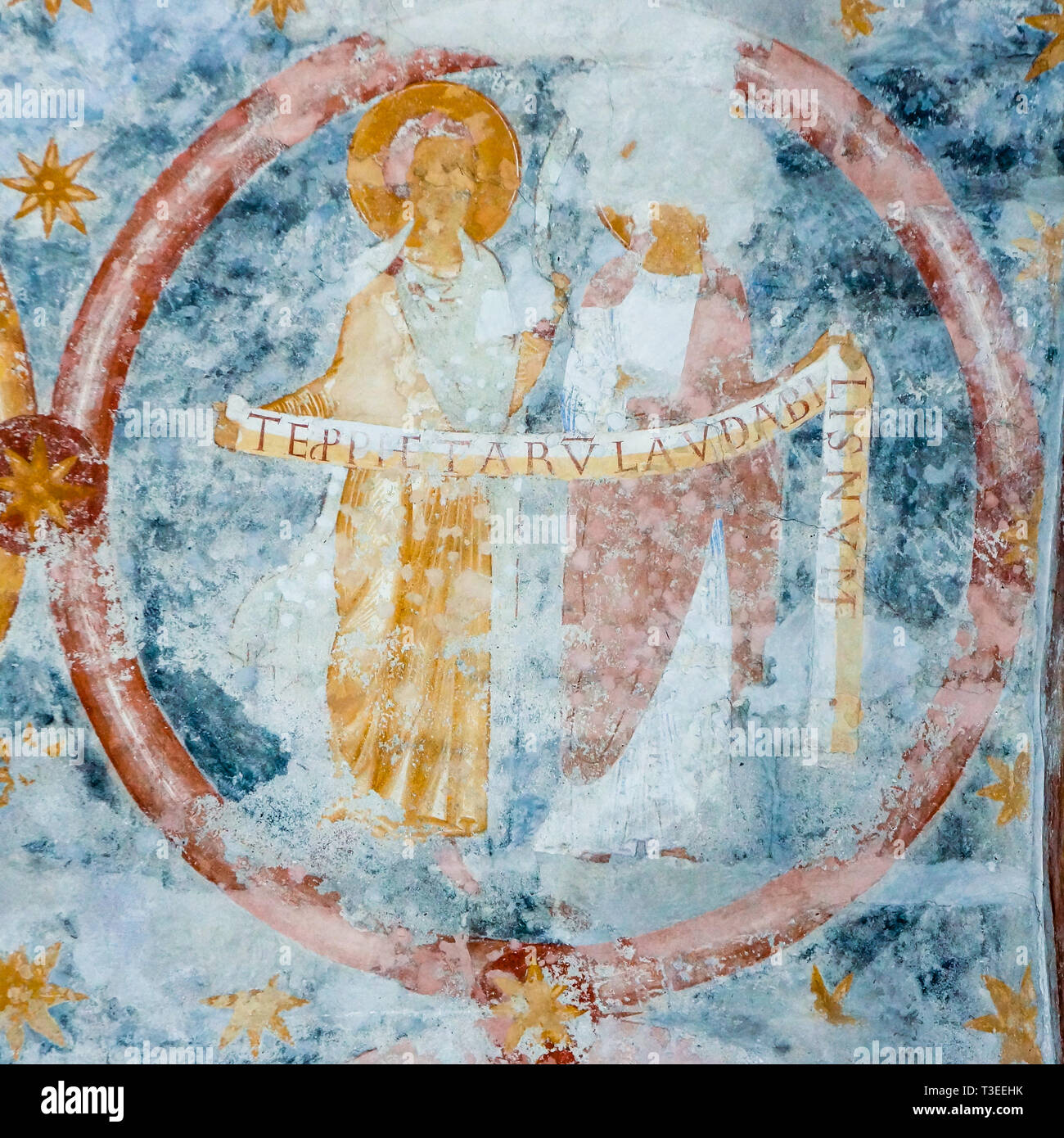 Santos con bandas tekst del credo , una pintura mural románica de estilo bizantino desde 1121, Va iglesia , Suecia - Octubre 9, 2009 Foto de stock