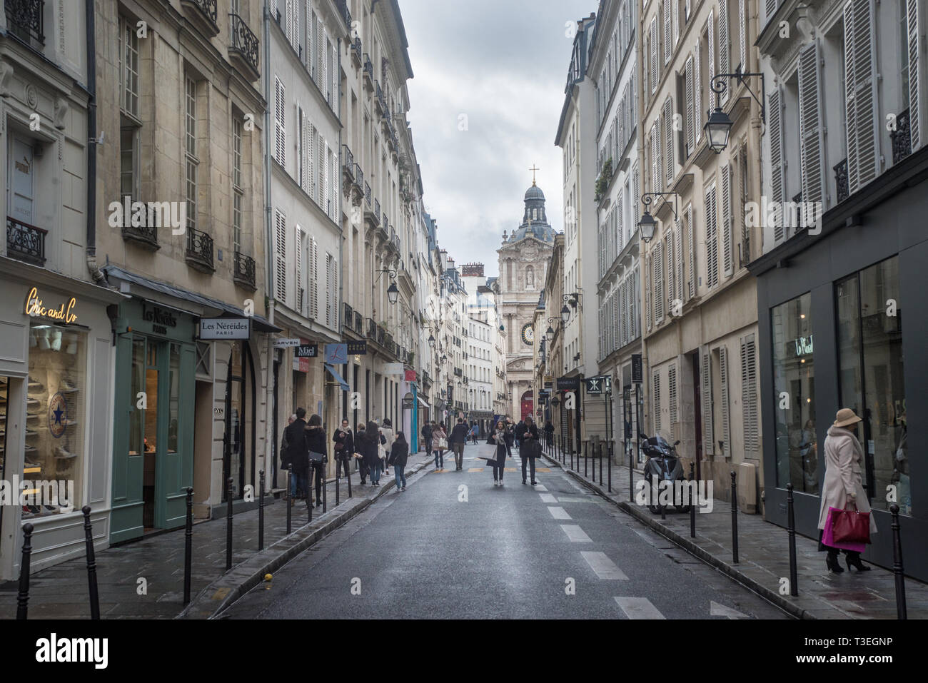 Calle parisina en el Marais. Foto de stock
