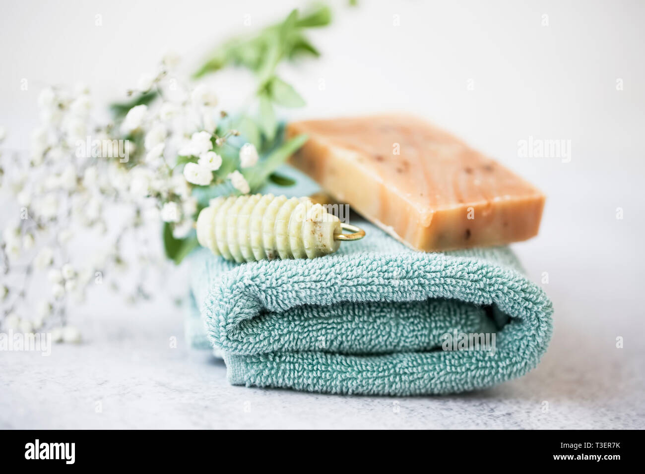 Cosmética Natural y productos de spa con jabones naturales artesanales,  jade face rodillo y toalla de algodón closeup , spa y el concepto de la cosmética  natural, nos orgánica Fotografía de stock -
