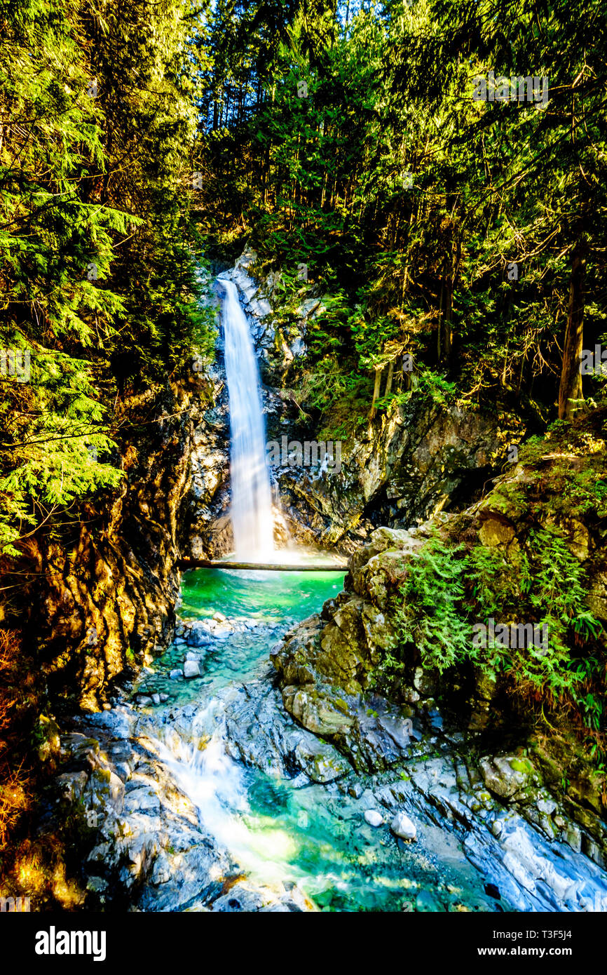 Las aguas turquesa de Cascade Falls en Cascade Falls, Parque Regional entre las ciudades de misión y Deroche en British Columbia, Canadá Foto de stock