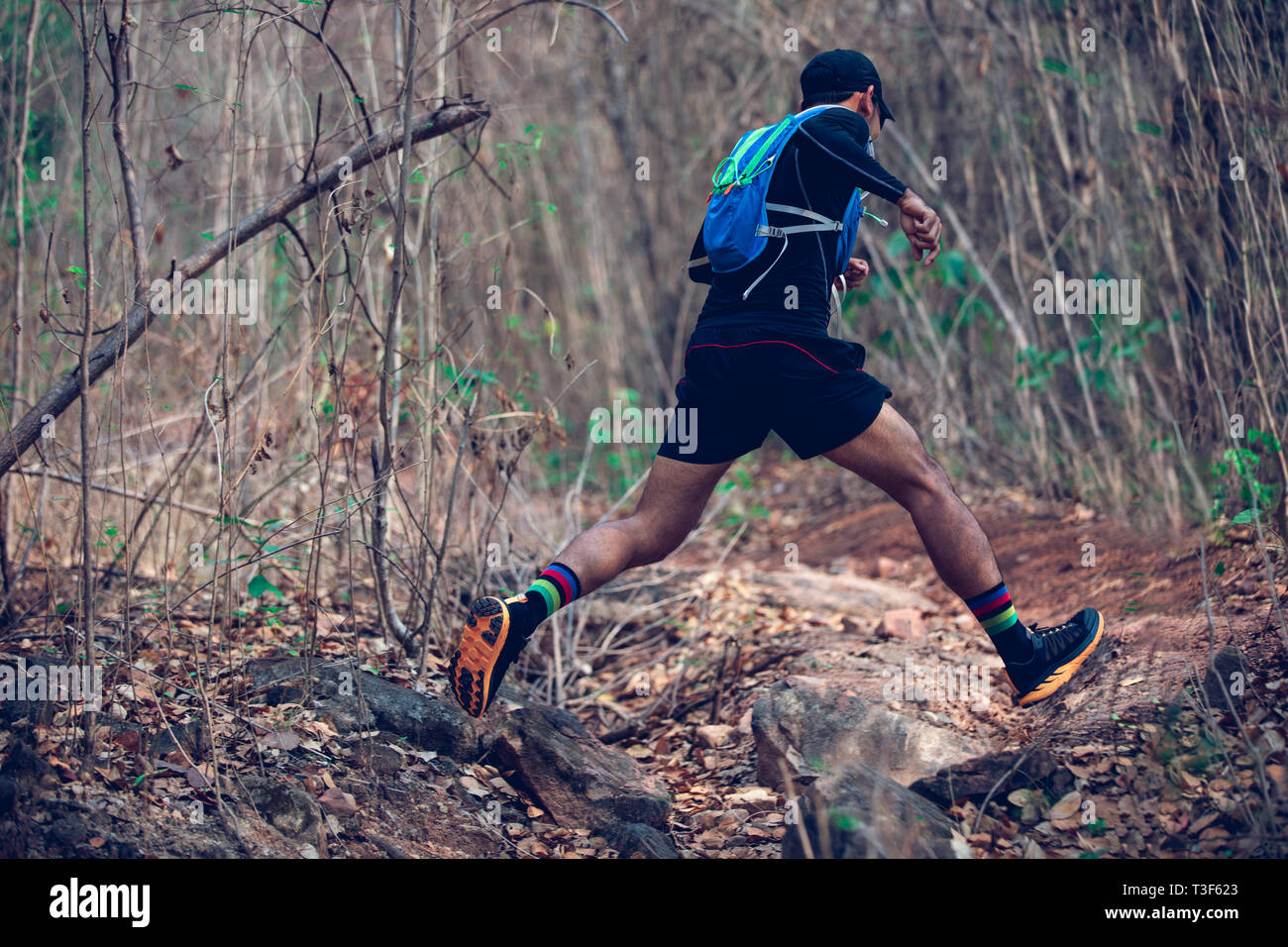 Vistiendo Un Atleta De Zapatillas Trail RunnerY Hombre Pies Rj54AL3