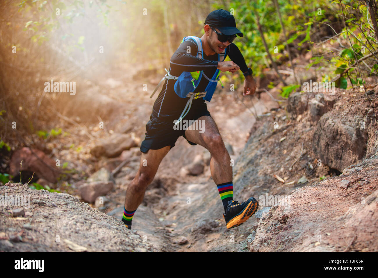 padre Marinero cuatro veces Un hombre de Trail Runner . y pies de atleta vistiendo zapatillas deportivas  para trail running en el bosque Fotografía de stock - Alamy