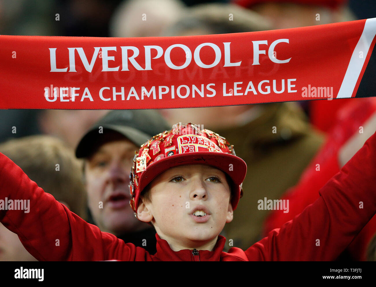 Liverpool, Reino Unido. 09Abr, 2019. Un joven fan de Liverpool celebra su bufanda antes de cuartos de final de la Liga de la UEFA primer partido entre Liverpool y