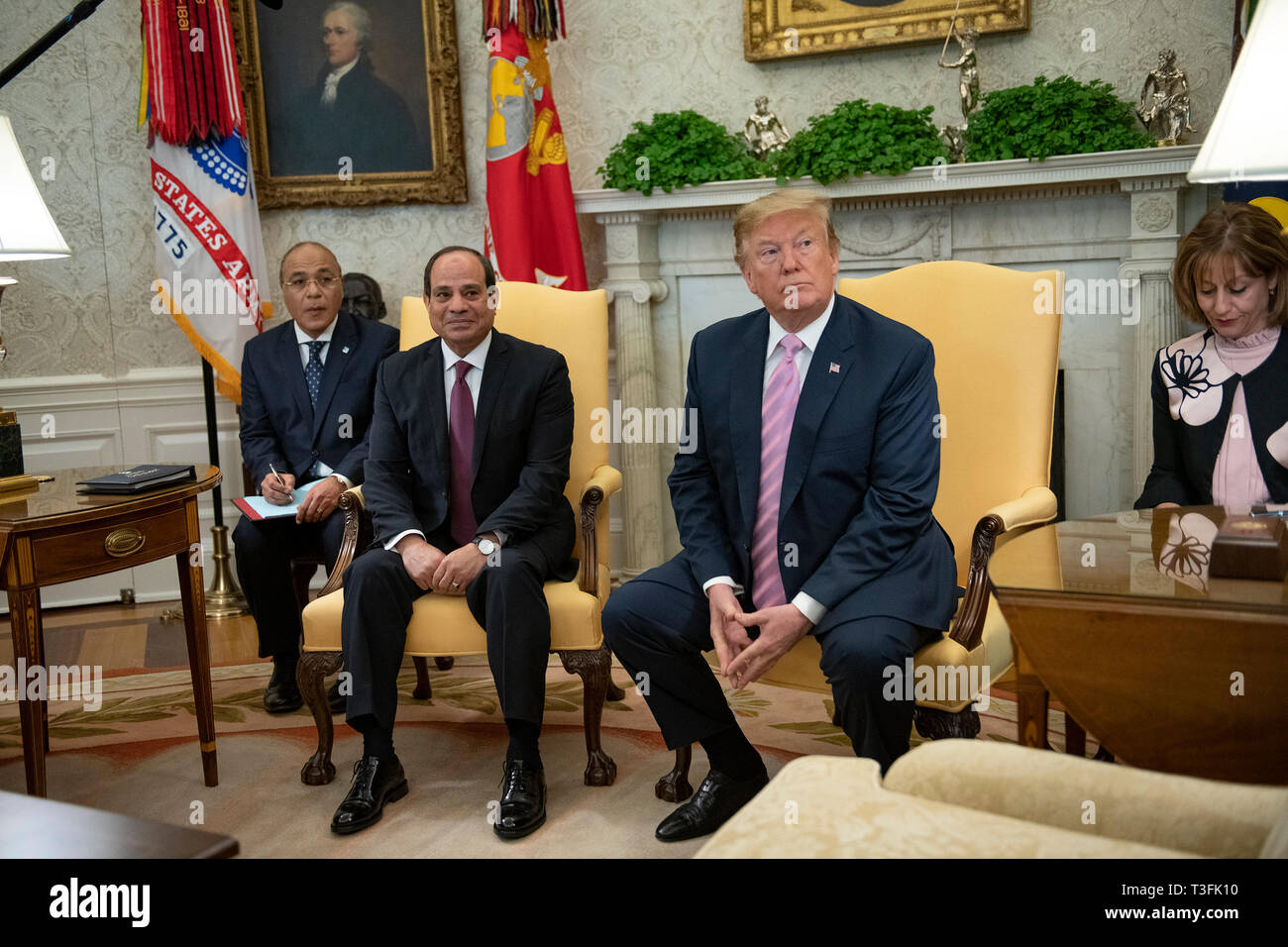 Washington DC, Estados Unidos. 09Abr, 2019. El Presidente de Estados Unidos, Donald J. Trump cumple Presidente Abdel-Fattah el-Sisi de la República Árabe de Egipto en la Oficina Oval de la Casa Blanca en Washington, DC, el 9 de abril de 2019. Crédito: Ron Sachs/piscina a través del CNP /MediaPunch Crédito: MediaPunch Inc/Alamy Live News Foto de stock