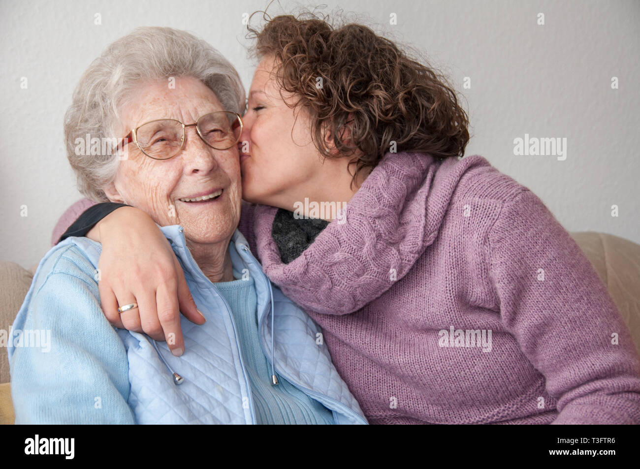 Mujer mayor y su hija comiendo en el restaurante Foto de stock