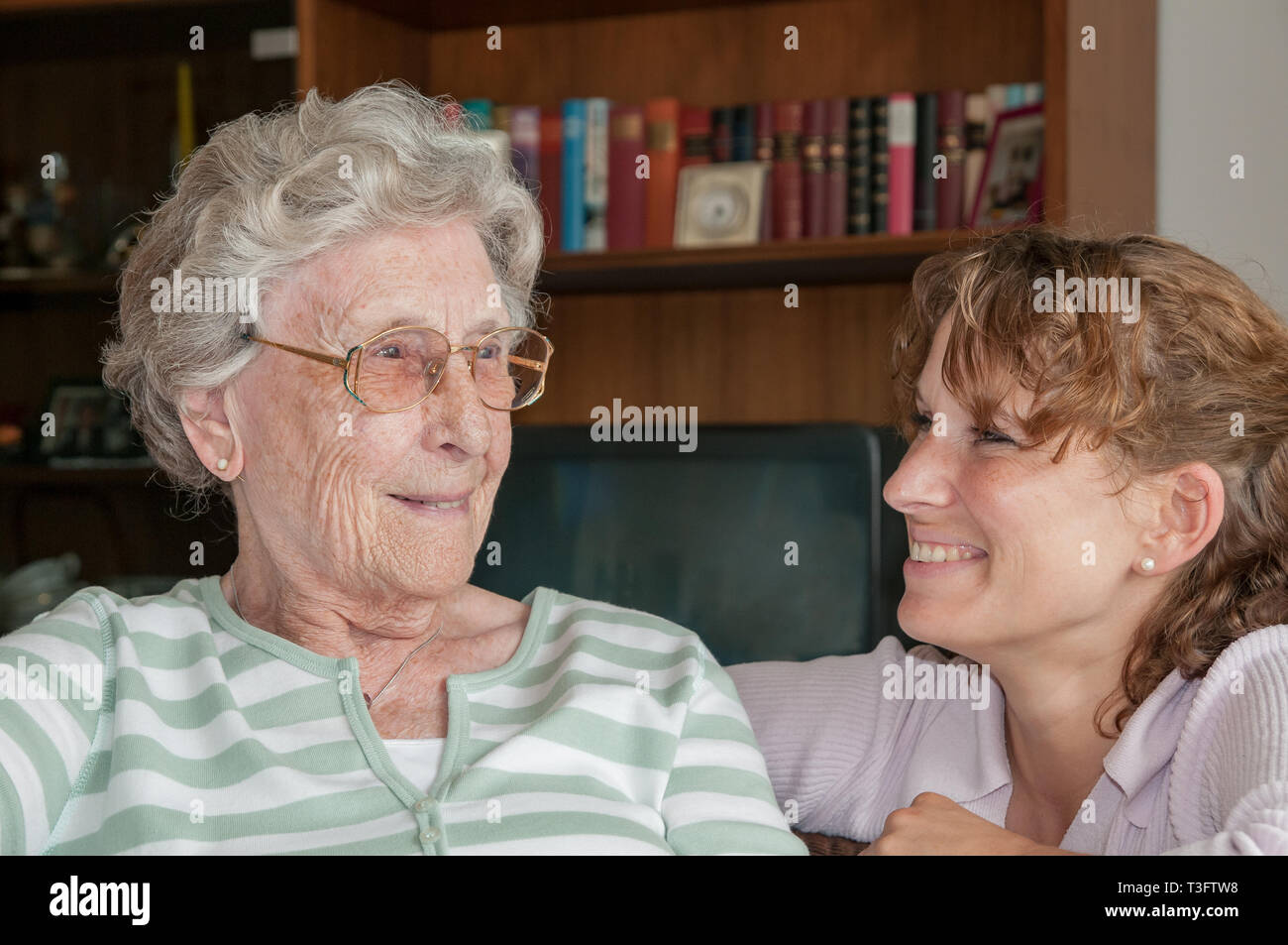 Retrato de dama senior sonriente y joven nieta Foto de stock