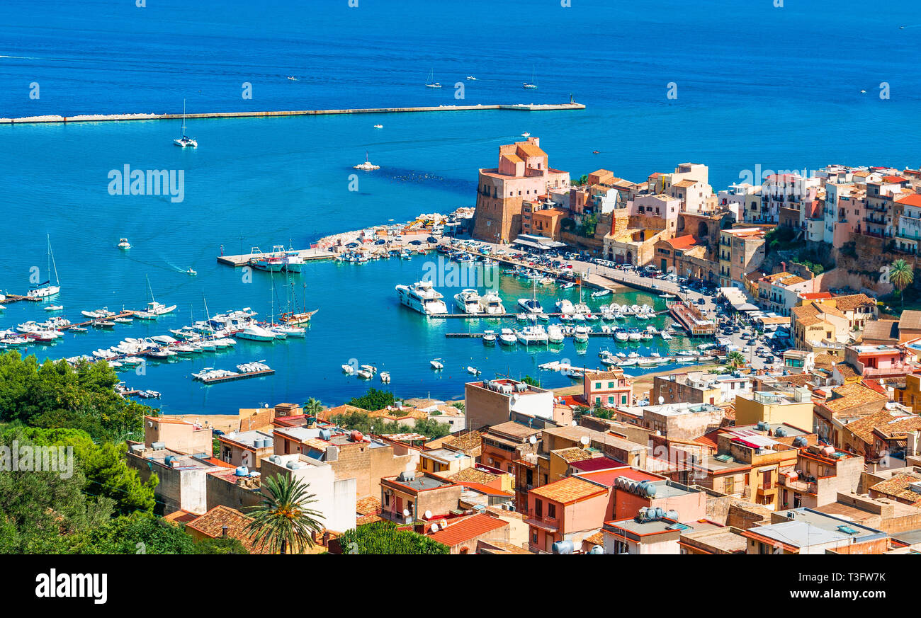 Vista aérea del puerto y la parte histórica de Castellammare del Golfo, en  la provincia de Trapani, Sicilia, isla, Italia Fotografía de stock - Alamy