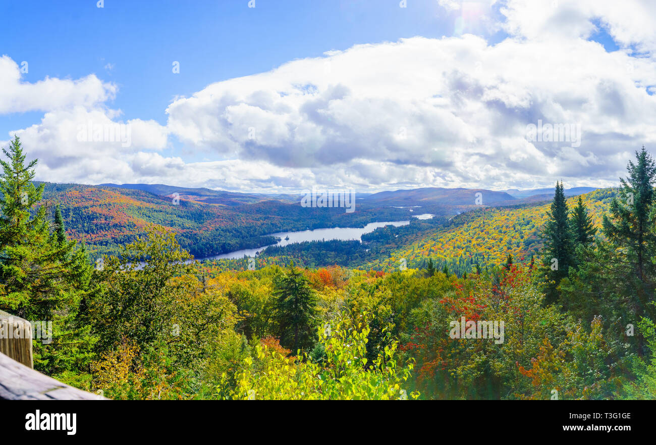 Vista de la Pimbina valle con follaje de colores en el Parque Nacional de Mont Tremblant, Quebec, Canadá Foto de stock