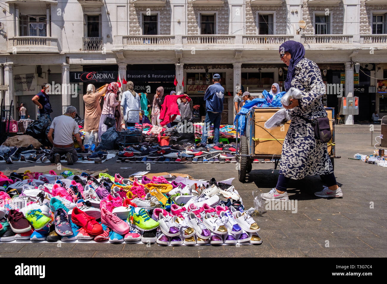 Marruecos: Casablanca: Mujer, Hawker, vendiendo zapatos en el Boulevard  Mohammed V *** título Local *** Fotografía de stock - Alamy