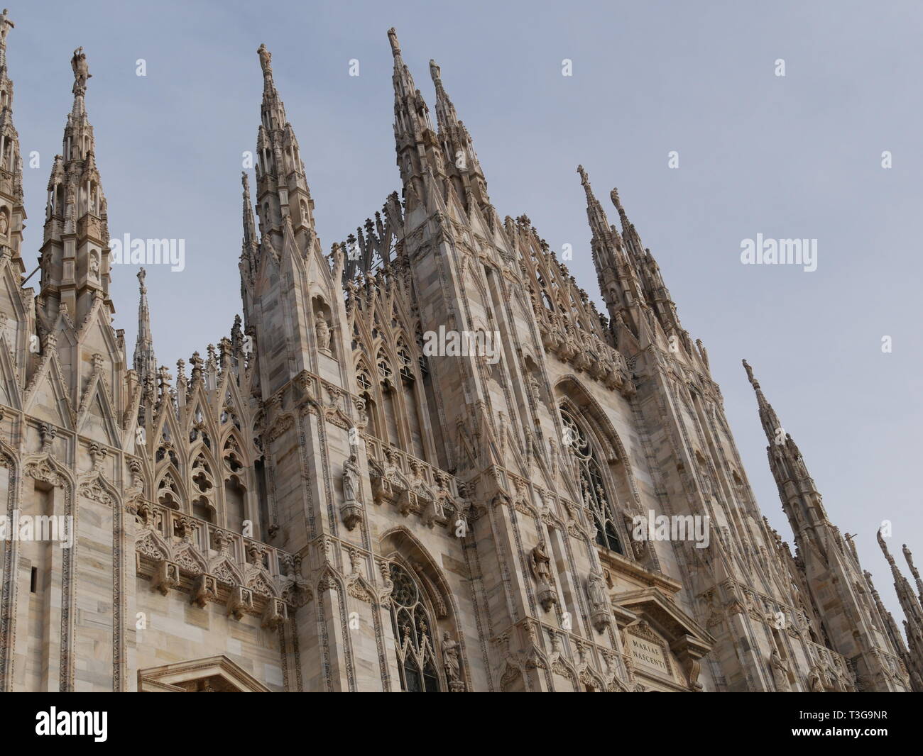 Catedral de Milán con torres góticas Foto de stock