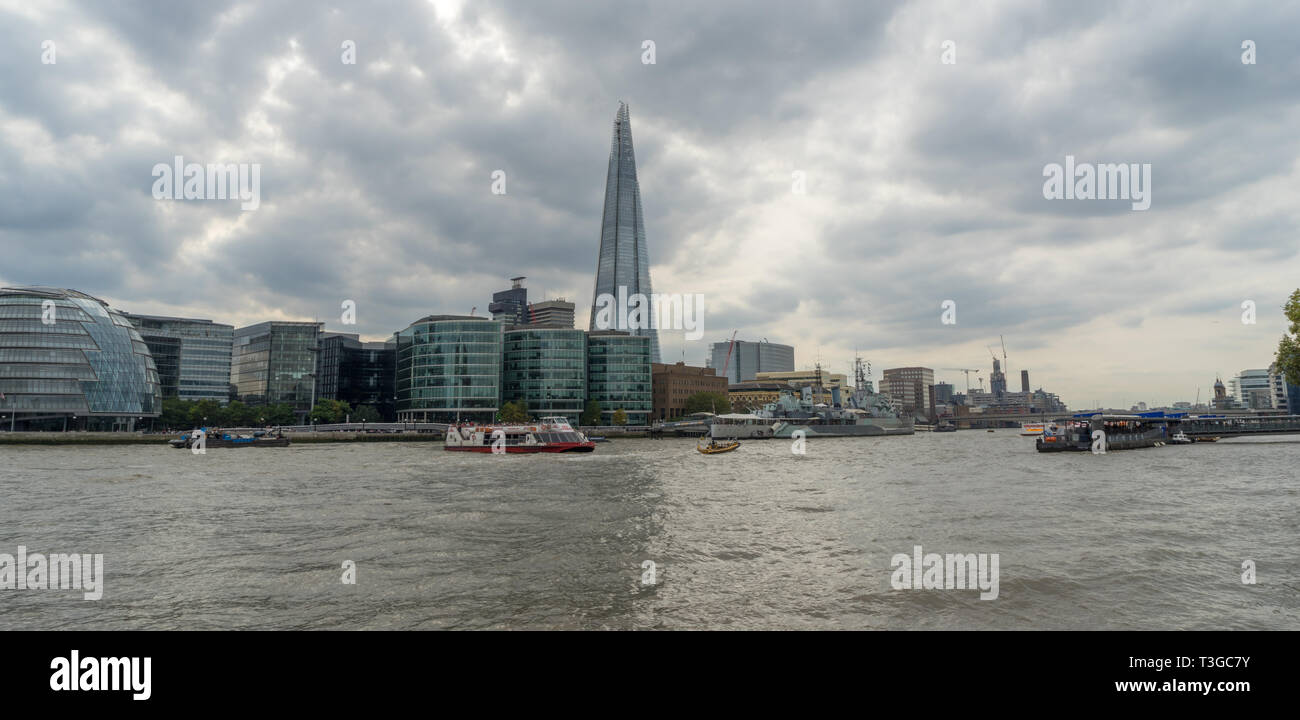 La ciudad de Londres con el rascacielos Shard Foto de stock