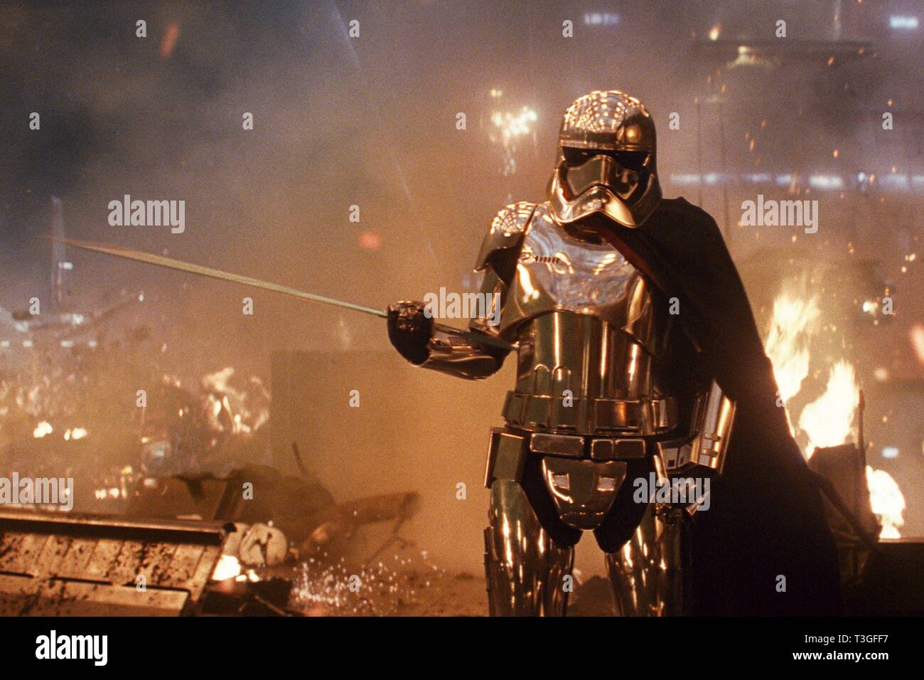 Captain phasma fotografías e imágenes de alta resolución - Alamy