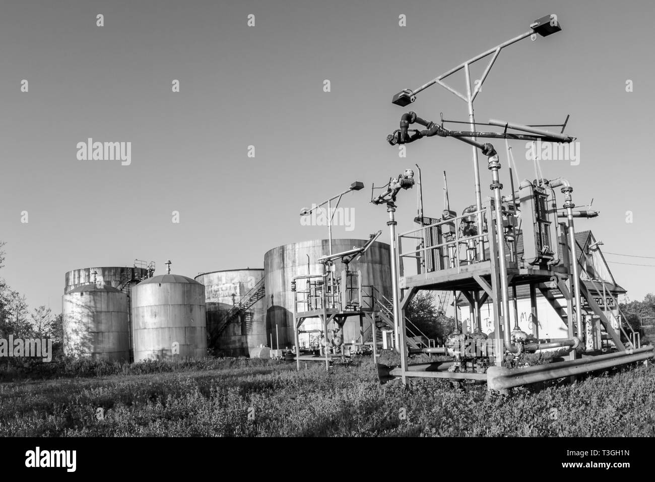 Imagen monocroma de refinería de gas Vintage mostrando depósitos de aceite Foto de stock