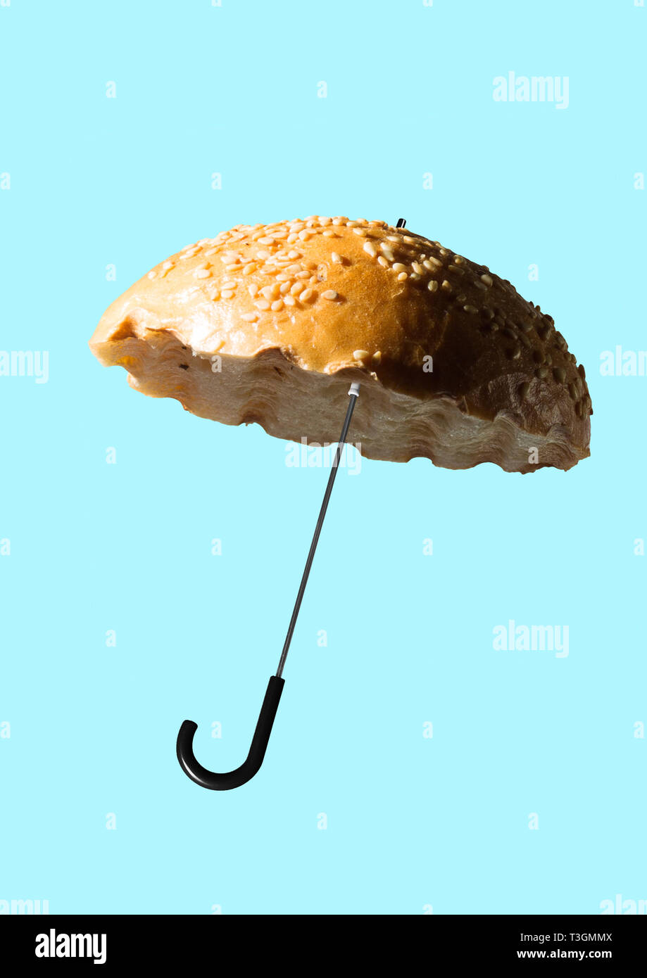 Una visión alternativa del clima. Rollo o pan de hamburguesa o sándwich  como un paraguas contra el fondo azul. Diseño moderno. Collage de arte  contemporáneo. Concepto de sano o comida rápida, el