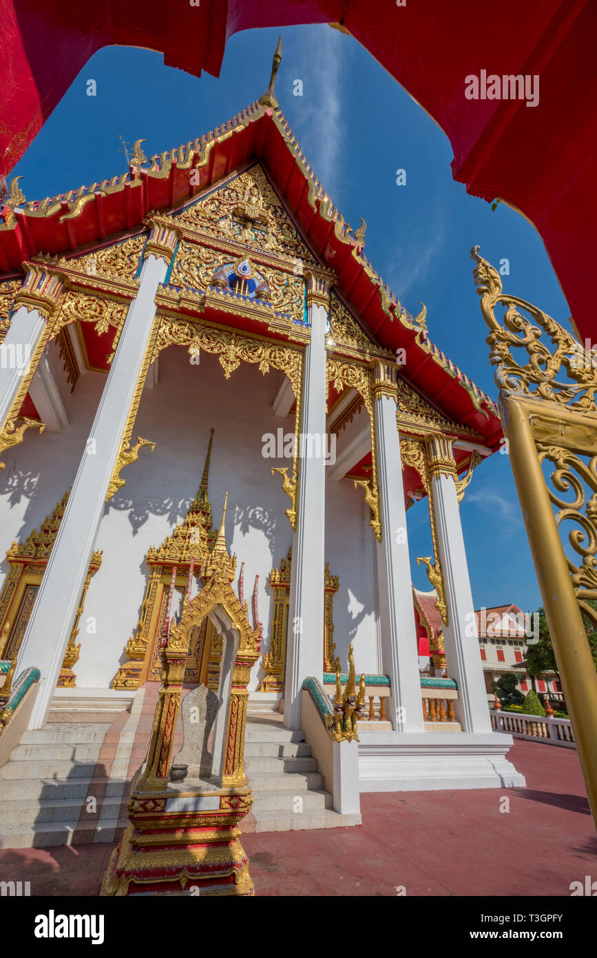 Un colorido templo budista en Phuket, Tailandia Foto de stock