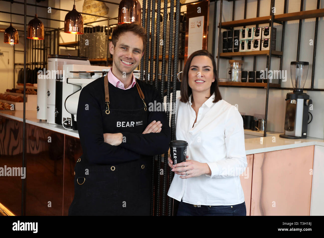 Equipo de marido y mujer Stephen y Ruth Deasy de mercado Bear cafetería que puede ser la primera en Irlanda, donde los clientes pueden pagar con dinero en efectivo. Foto de stock