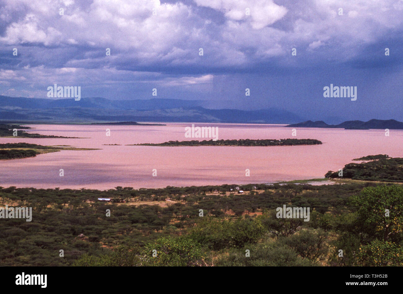 Sambura lago Baringo desde la carretera que desciende hacia el Valle del Rift.El norte de Kenia.En África oriental. Foto de stock