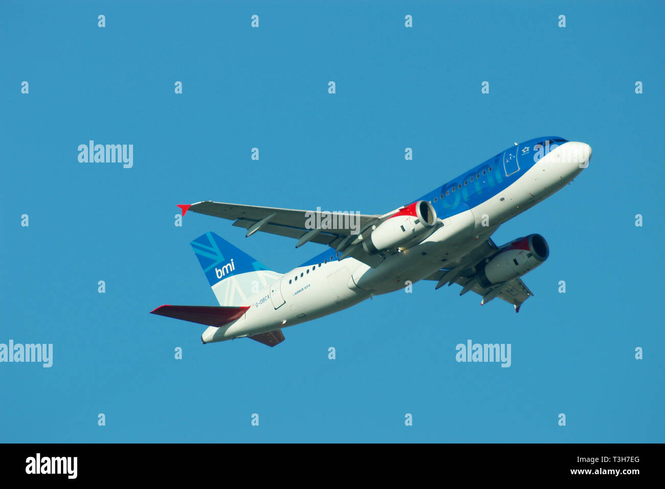 BMI British Midland International Airbus A319 jet airliner avión despegar desde el aeropuerto de Heathrow, Londres, Reino Unido en el cielo azul con espacio para copiar Foto de stock