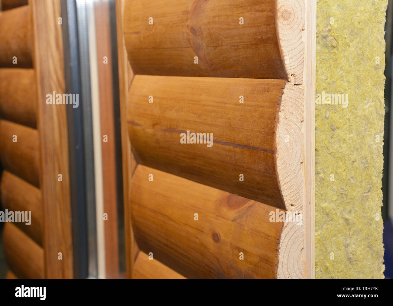 La Pared De La Fachada De La Casa De Madera Con Lana Mineral