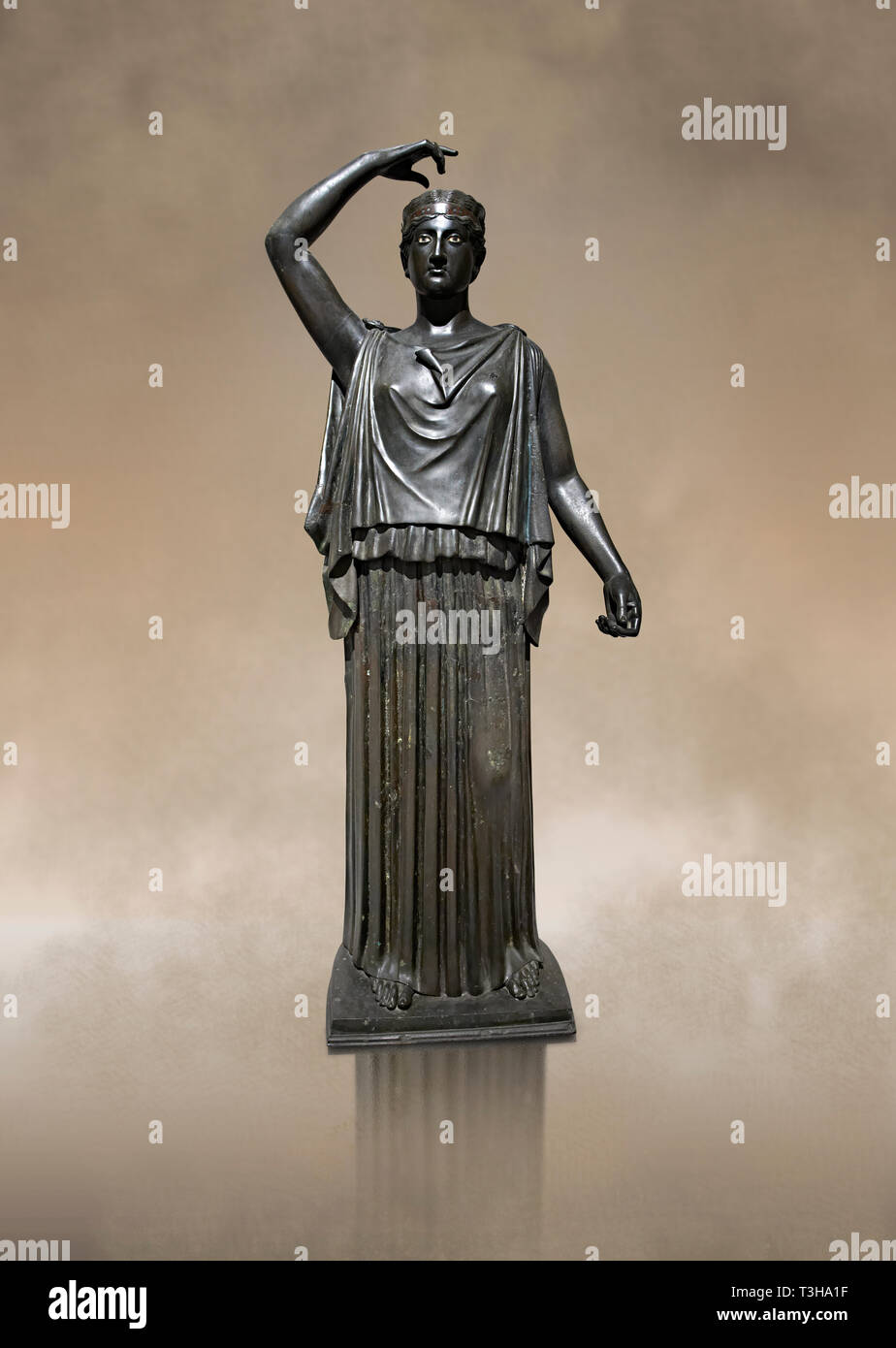 Griego original escultura de bronce de una mujer bailando desde la plaza peristilo de la Villa de los Papiros en Herculano, Museo de Arqueología, Italia Foto de stock