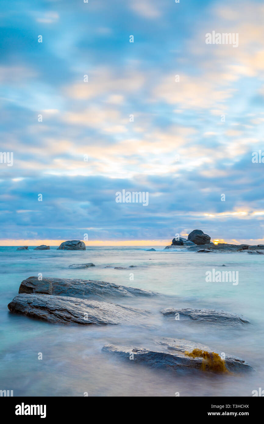 Sunset rocas oceánicas larga exposición Foto de stock